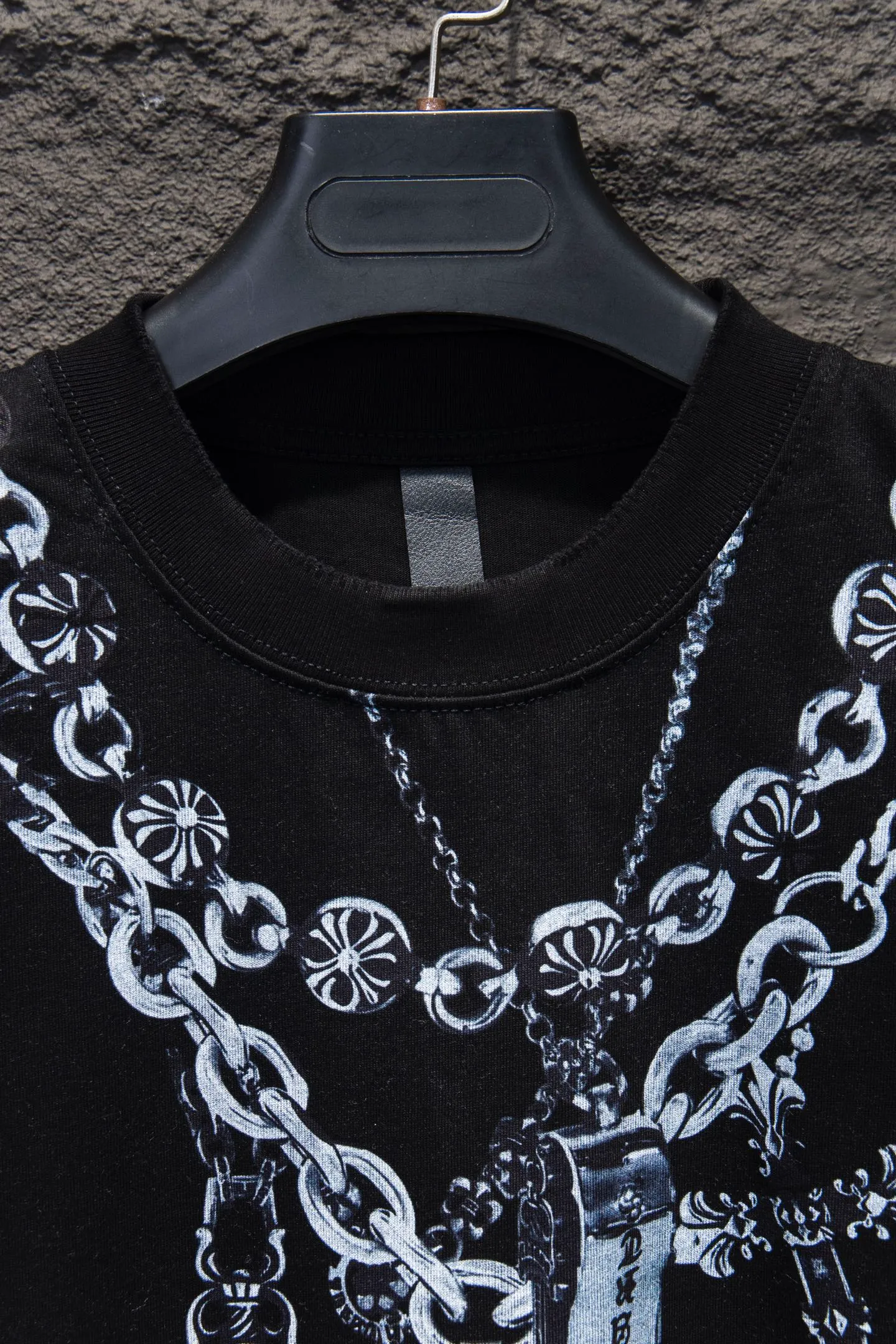 P190 Chrome hearts• 25ss ⚠YB custom-woven and dyed fabric, color, printing, version, accessories, hardware. The fabric is woven by imported machines. The uniqueness of the cloth texture creates a perfect garment effect. The fabric is made of 260-gram clean cloth with 320-gram 1*1 rib, 4-color environmentally friendly dyed fabric, and the threads are in the same cylinder without color difference.  Garment white ink direct-injection printing, imported technology, collar, pockets, cuffs, front and rear threads, the details are clearly visible. The printing uses Japanese BROTHER white ink digital direct-injection garment printing. This model is a global limited edition. In order to present a product like a work of art, after a long period of repeated determination of details, a very high standard of garments is presented. The front chest is made of direct-injection printing environmentally friendly glue material, using a mechanized printing process. Mechanical printing has high precision, the positioning accuracy can reach ±0.02mm, and the quality is stable.   The body of the garment is processed with hand-nailed hardware elements, which greatly increases the interest of the garment and creates a unique visual effect. The special washing effect creates a unique aged effect.  Croix Heart Short Sleeve must be the first short-sleeved piece in spring and summer that blurs the boundaries of unisex style. It has a classic dropped shoulder oversize version and a loose and casual upper body.  Color: Black White Size: S M L XL
